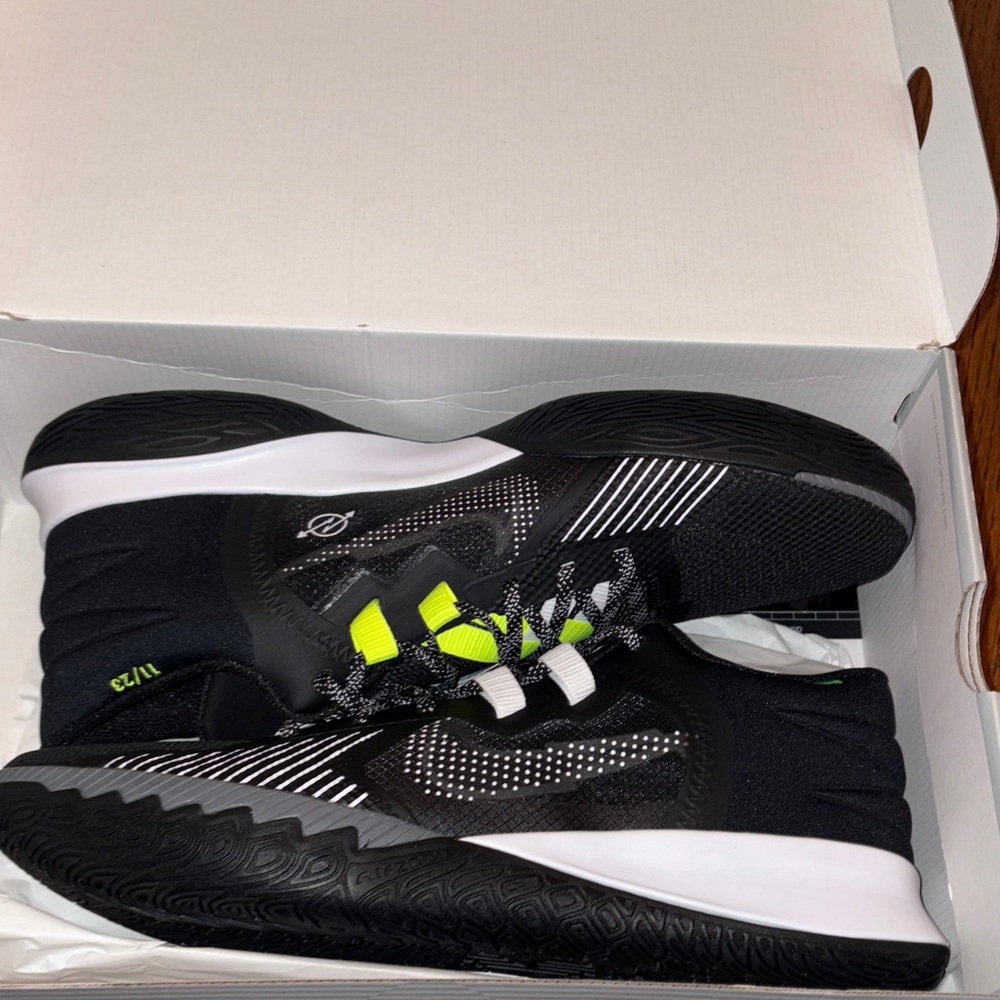 Nike Men's Kyrie Flytrap V in Black and White